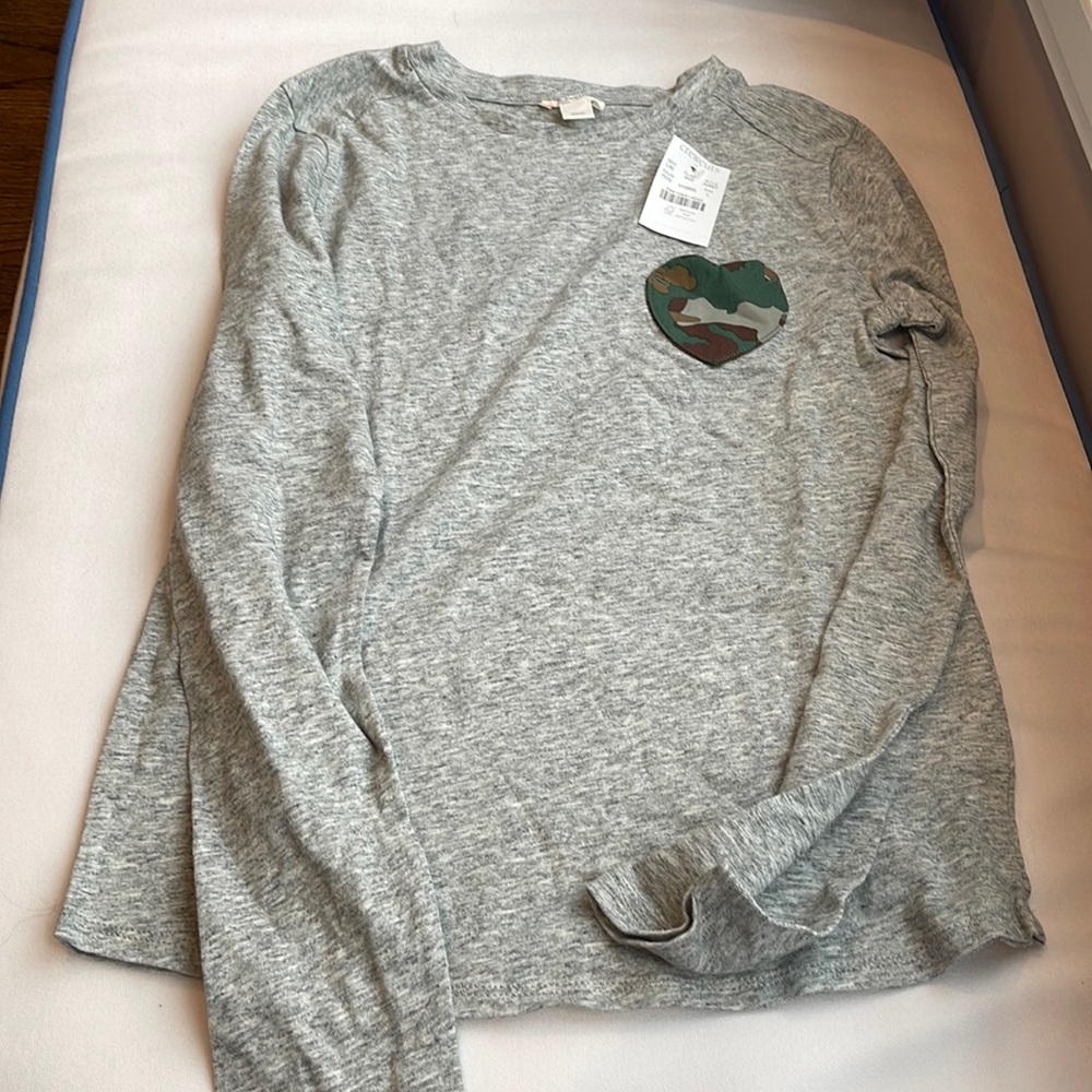 Brand new jcrew girls gray long sleeve t shirt w/ camo heart design Size large